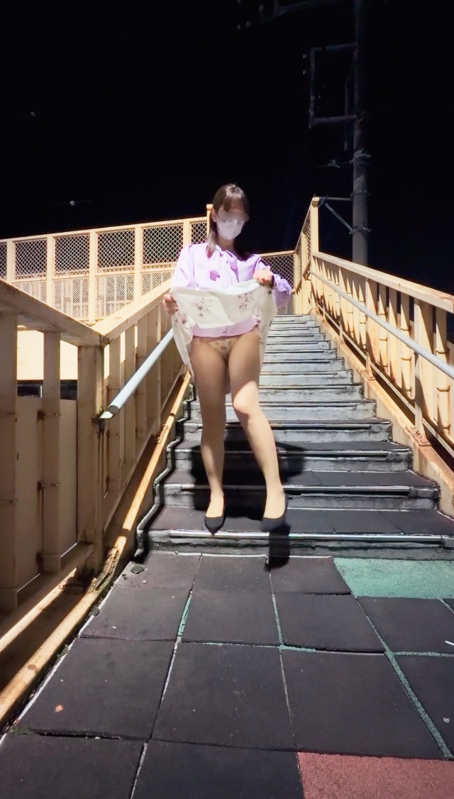 【パンツ見せちゃってごめんなさい！】歩道橋・地下道・駅の駐輪場で♡♡♡
