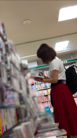 【逆さ盗撮】大学の書店で見かけた文学少女JD女子大生パンチラ！ gallery photo 1