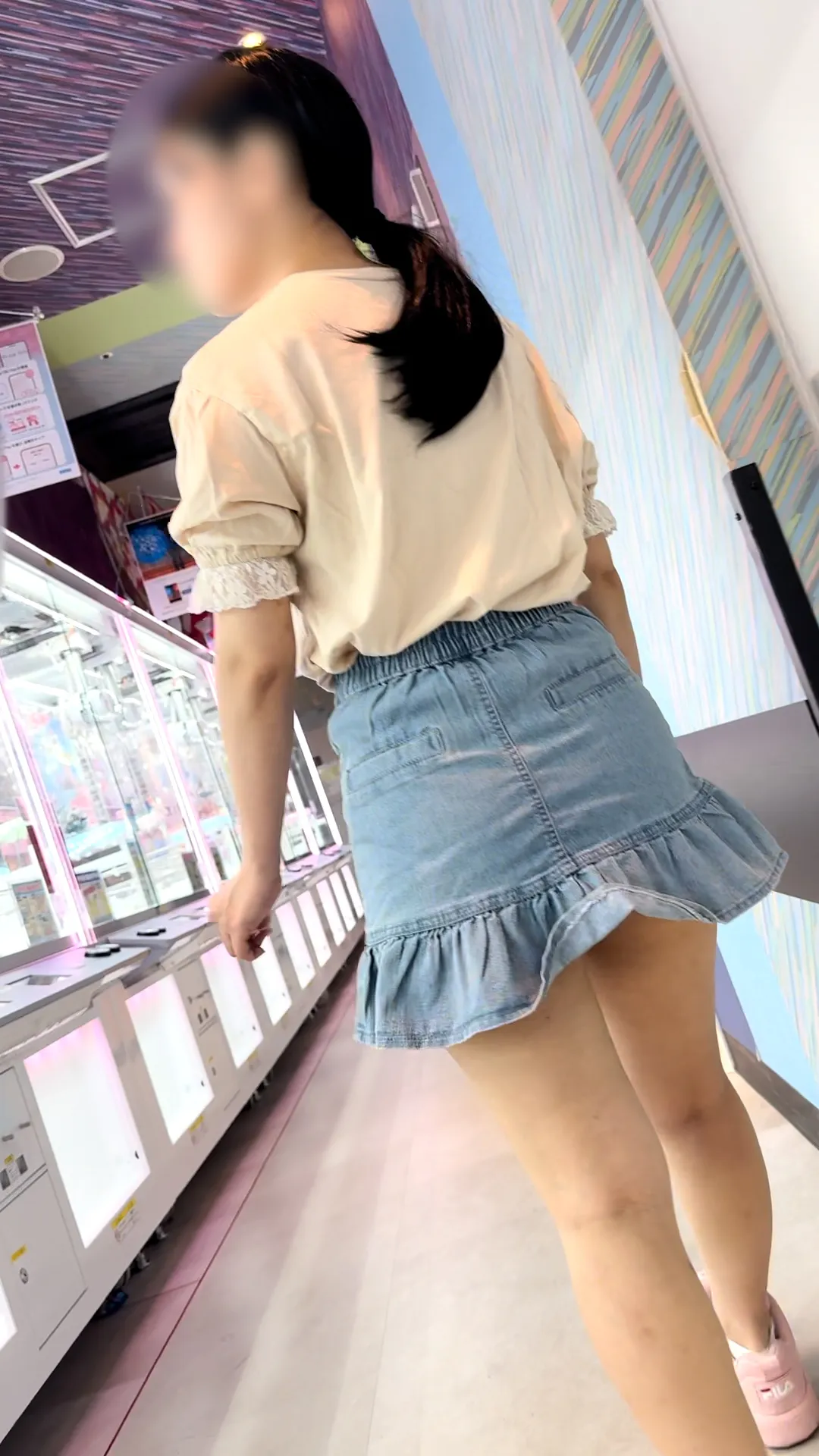 【追跡2 】ゲーセンのデニムスカート女子！クレーンゲーム無警戒＆階段エスカレーターパンチラ