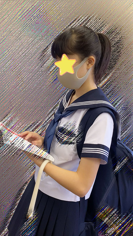 【制服JKは癒しです！40 電車で立ちながらお勉強！】見つめていたい！