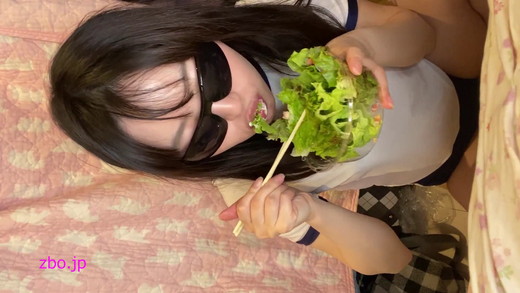 【ペット】一人暮らしの彼女の食事観察映像（ブルマーコスプレで食事→暑くて胸丸出し） gallery photo 1