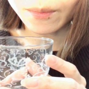 【自撮り投稿動画】美人お姉様がガラスのコップに連続『唾たらし』[唇・口・舌フェチ]