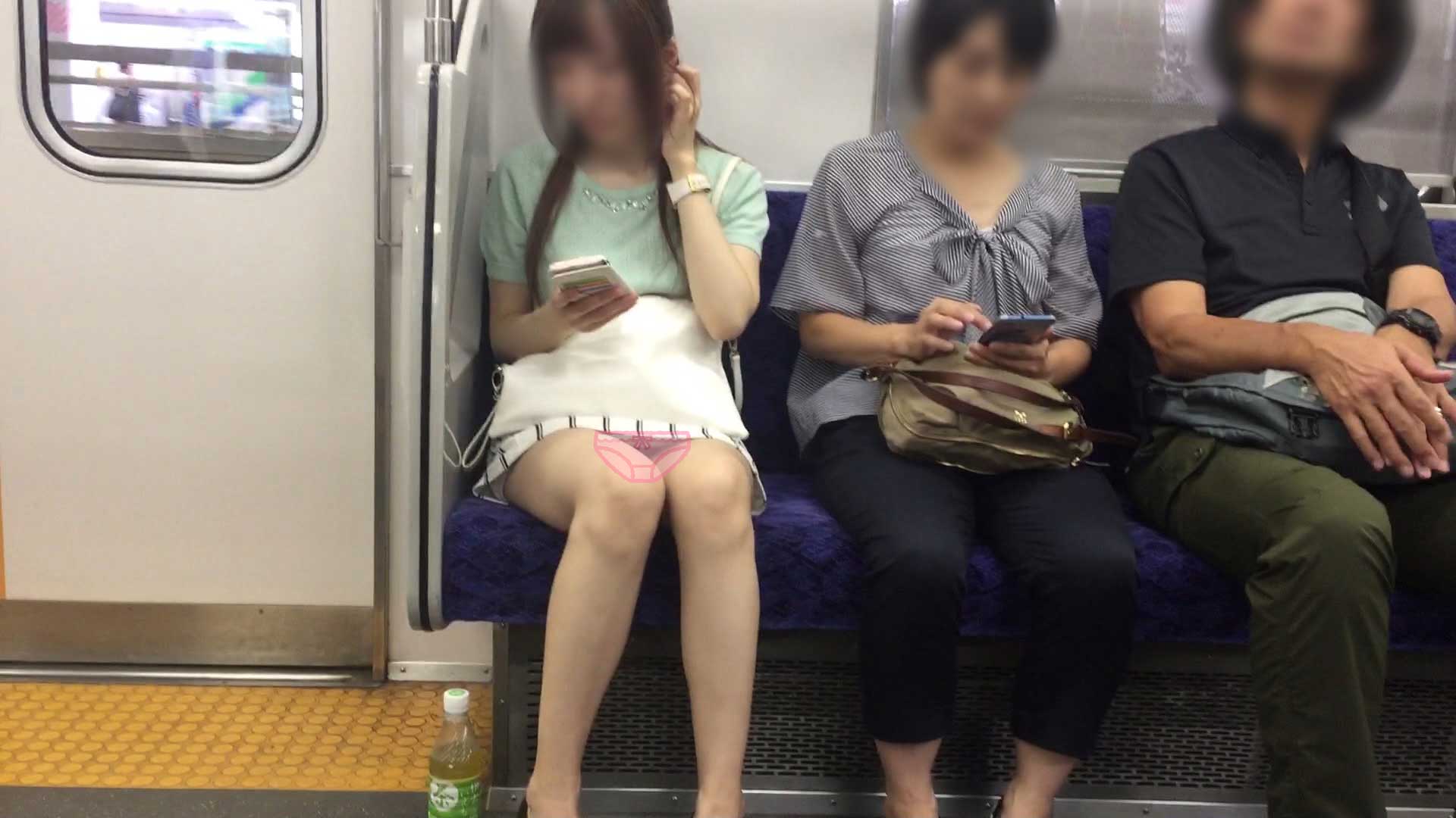 【対面パンチラ】舐めたくなる超美脚、色白お姉さんの電車内ピンクパンチラ！デルタ地帯ハッキリ！ gallery photo 1