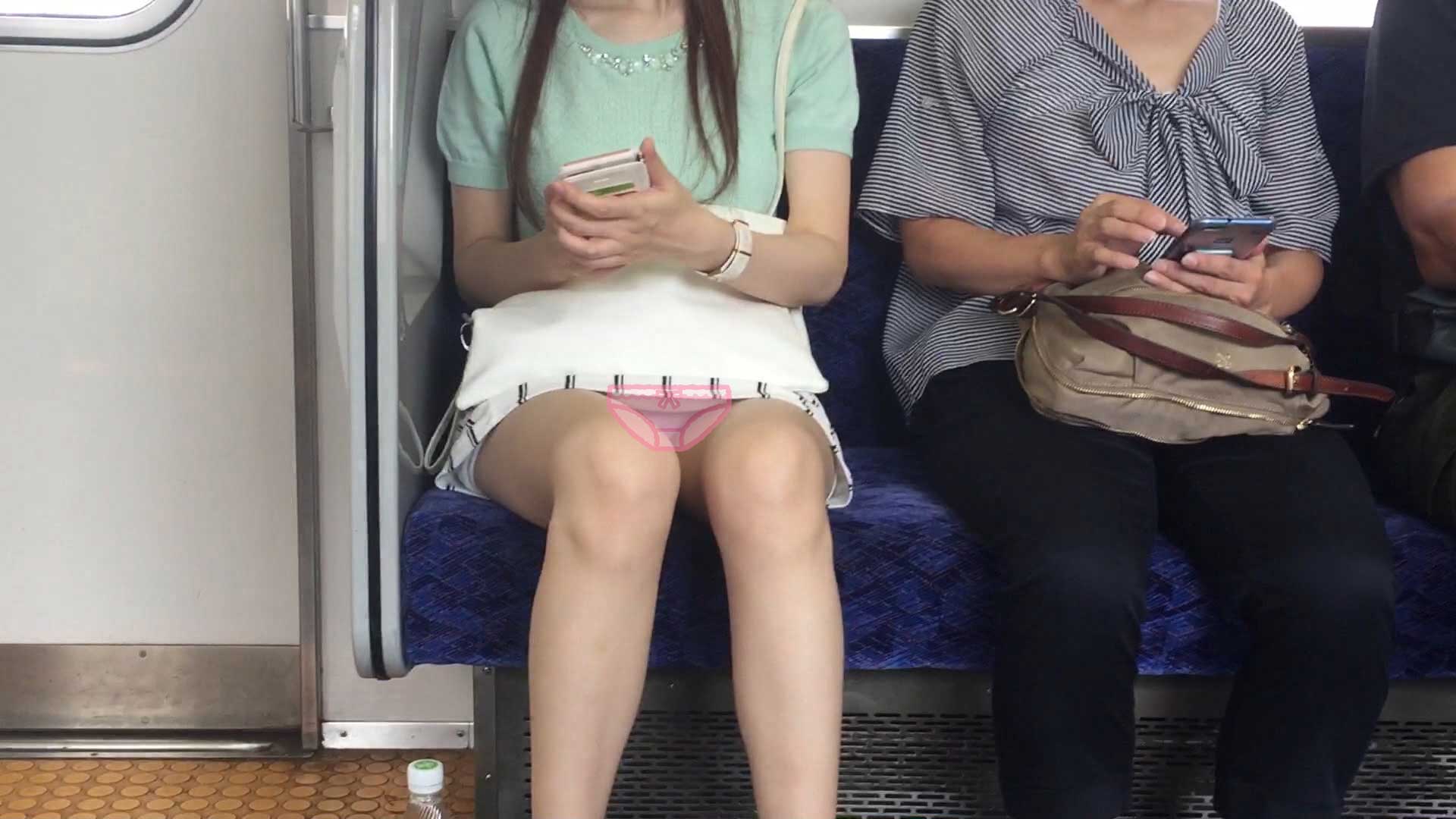 【対面パンチラ】舐めたくなる超美脚、色白お姉さんの電車内ピンクパンチラ！デルタ地帯ハッキリ！ gallery photo 4