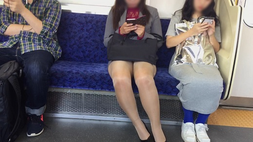 【対面パンチラ】白デルタ地帯クッキリ!パンストセンターシームもはっきり!ミニスカOLさんの電車内パンチラ!