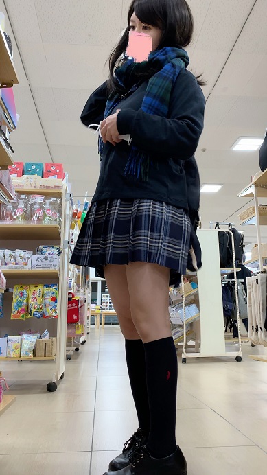 制服J〇をストーキング盗撮パンチラ gallery photo 1