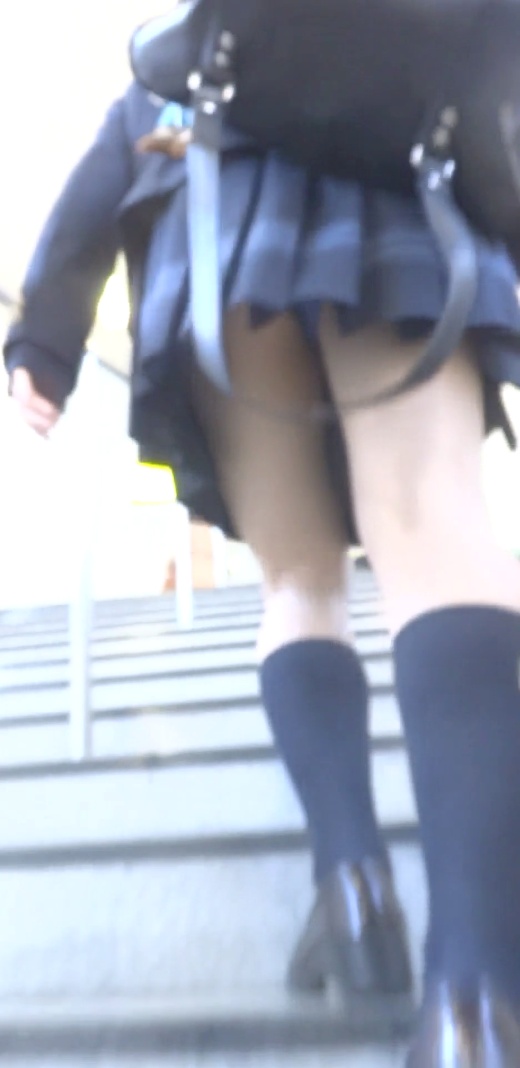 パンチラ盗撮 制服女子 青地に黄色の水玉パンツがモロ見え(再販品) gallery photo 1