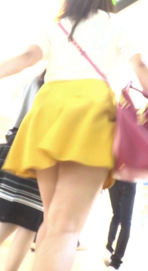 パンチラ盗撮 OLさん 白パンツが超ミニスカートから丸見え gallery photo 1