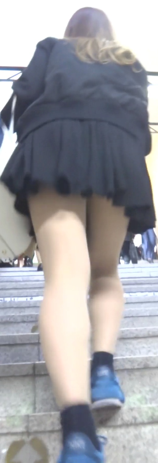 パンチラ盗撮 女子大生 彼氏に隠れて黒パンツを激撮 gallery photo 1