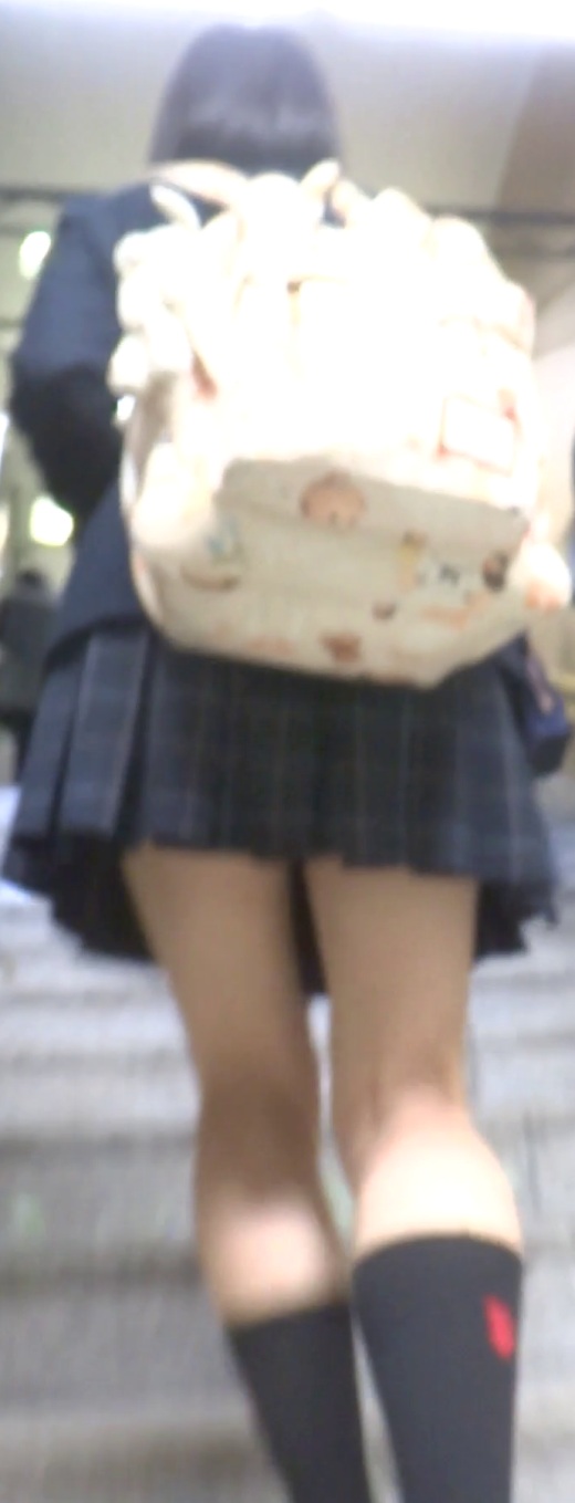 パンチラ盗撮 制服女子 ピンクパンツが尻に食い込み中 gallery photo 1