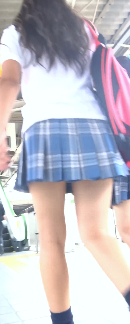 パンチラ盗撮 制服女子 ド派手な赤パンツ超接近 gallery photo 1