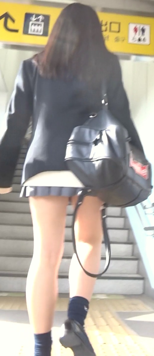 パンチラ盗撮 制服女子 超ミニスカで黒パンツが尻に食い込み(再販品) gallery photo 1