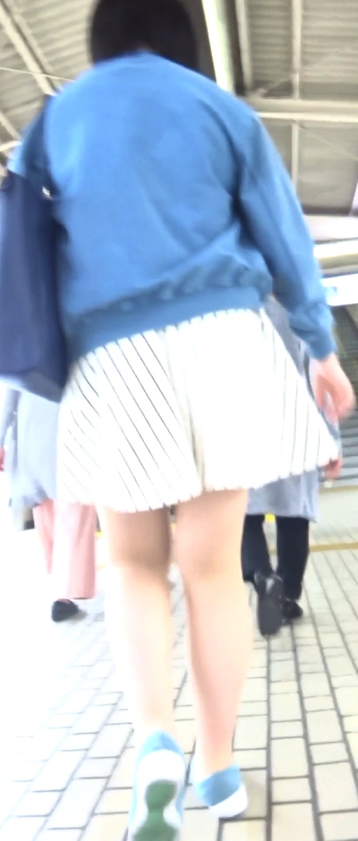 パンチラ盗撮 女子大生 白と緑の縞パンツに超接近(再販品) gallery photo 1