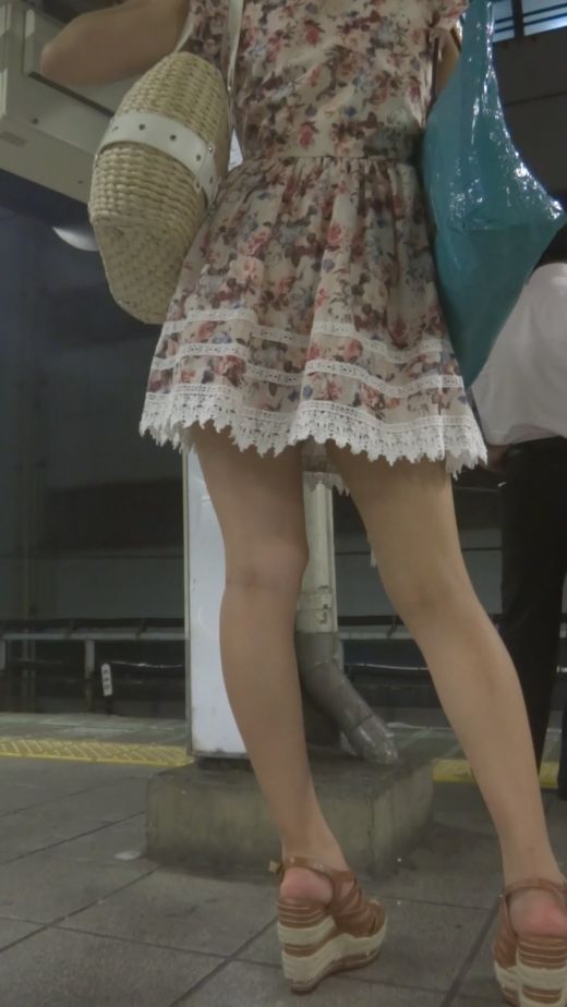 パンチラ盗撮 OLさん 電車内で見えたピンクのパンツ(再販品) gallery photo 1