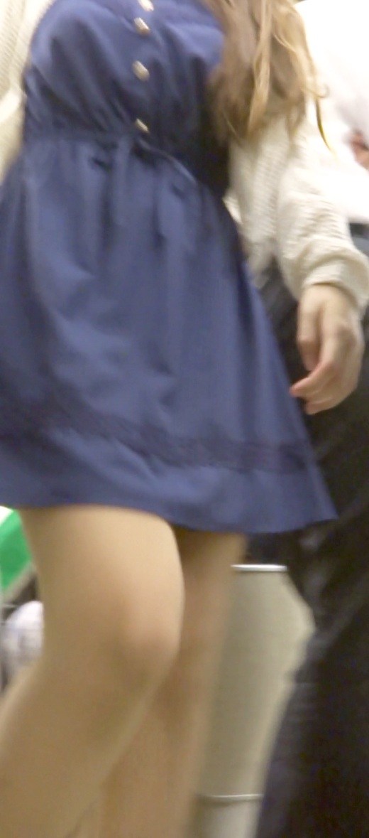 パンチラ盗撮 OLさん 地下鉄の爆風でピンクのパンツが丸出し gallery photo 1