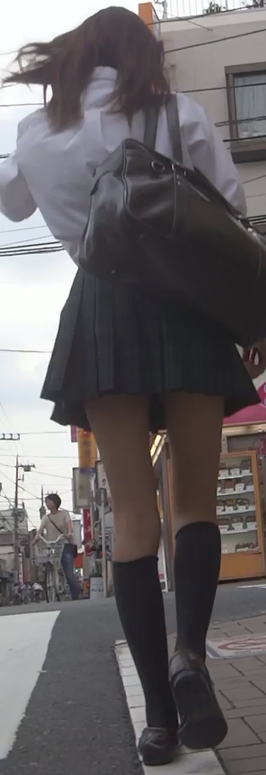 パンチラ盗撮 制服女子 路上で神風 超ミニスカめくれてド派手なヒョウ柄パンツ見えた(再販品) gallery photo 1