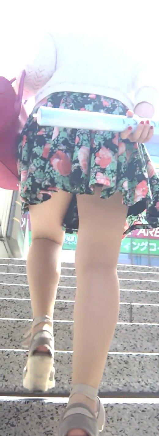 パンチラ盗撮 女子大生 花柄パンツを密着撮影(再販品) gallery photo 1