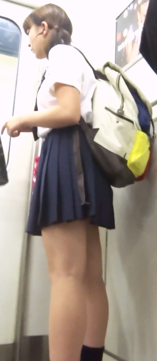 パンチラ盗撮 制服女子 風チラ白パンツモロ出し 重ね履きからハミ出しすぎ(再販品) gallery photo 1