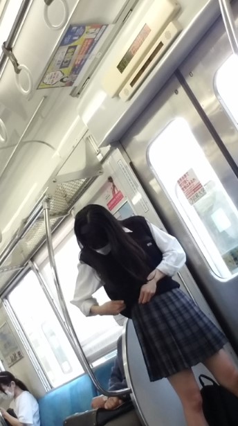 ｽｶｰﾄ捲り身だしなみ整える女良を視姦＾＾