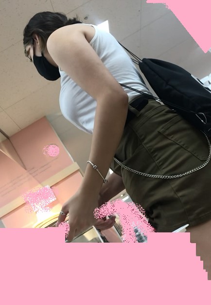 まん丸巨乳こぼれ落ちそうな美女を至近距離視姦^^レア