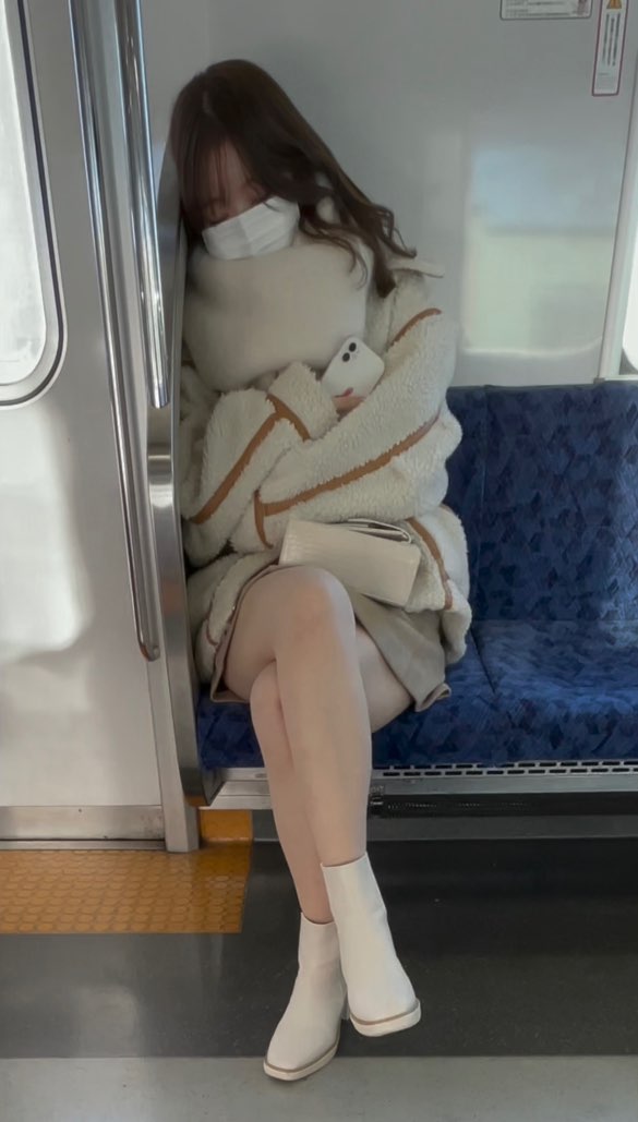 かわいいゆるふわJDのスト越し白パンティ（電車対面パンチラ）