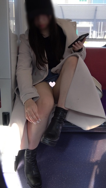 【3月1日まで顔モザなし】デニムミニ、ぷにぷにの美ももから見える陽を浴びたパン[4K動画][顔出し][ドアップあり]