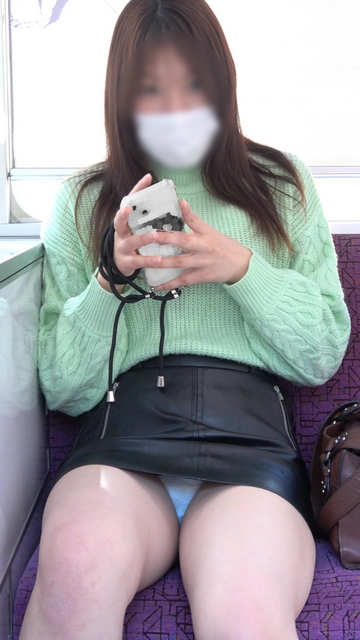 【3月22日まで顔モザなし】怪しまれてる!?何回か見られてますが結局丸見えになっちゃうミニスカ美女[4K動画][顔出し][ドアッ