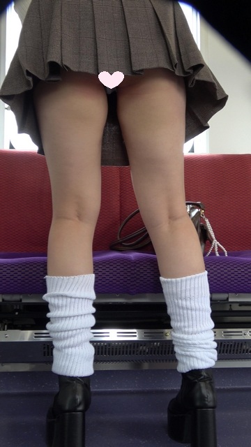 【4月12日まで顔モザなし】かわいいギャルがルーズソックスミニスカでパンチラ[4K動画][顔出し][ドアップあり]