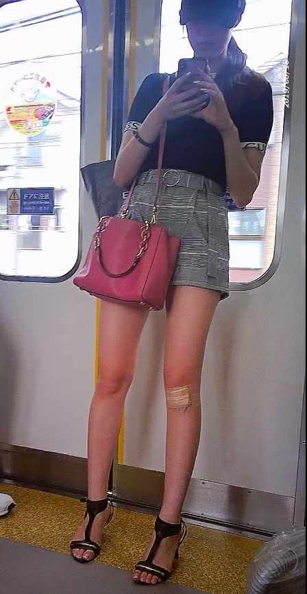 電車内　美女生脚2