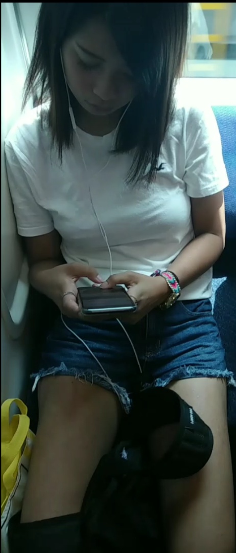 巨乳美人女子大生の生脚を電車対面撮影