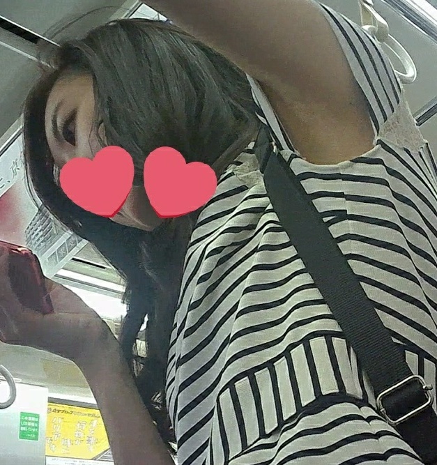 電車内　美人大学生の腋 gallery photo 2