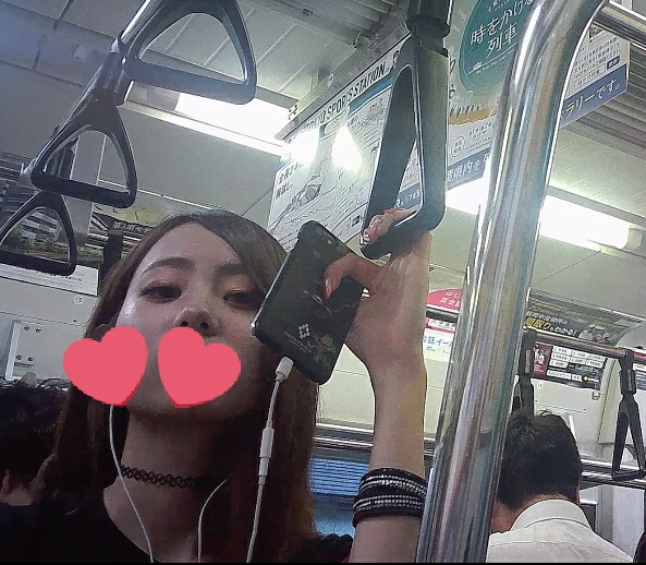 電車内　芸能人みたいな美女を接近撮影！カメラ目線有り gallery photo 5