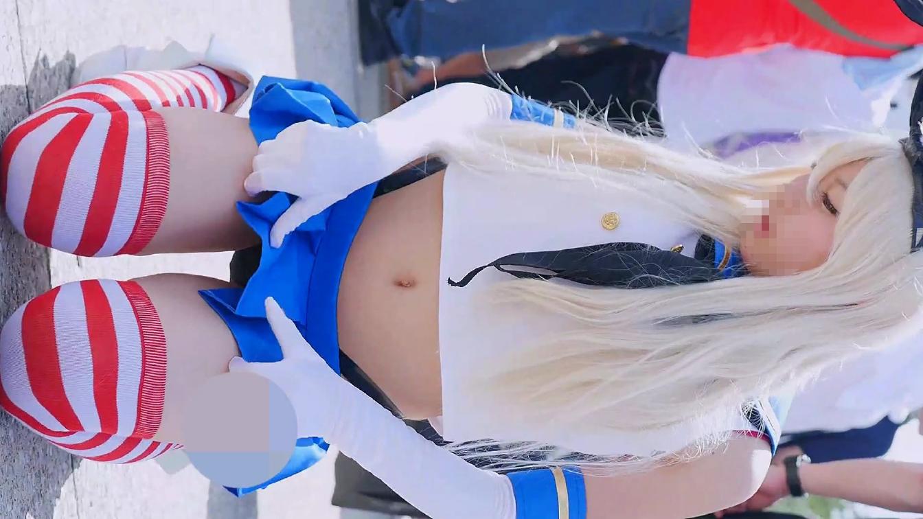 コミックマーケット コスプレ 超露出美人レイヤーさん二人のセクシーパンチラ 風めくれ 太もも 舌ペロ コミケ gallery photo 3