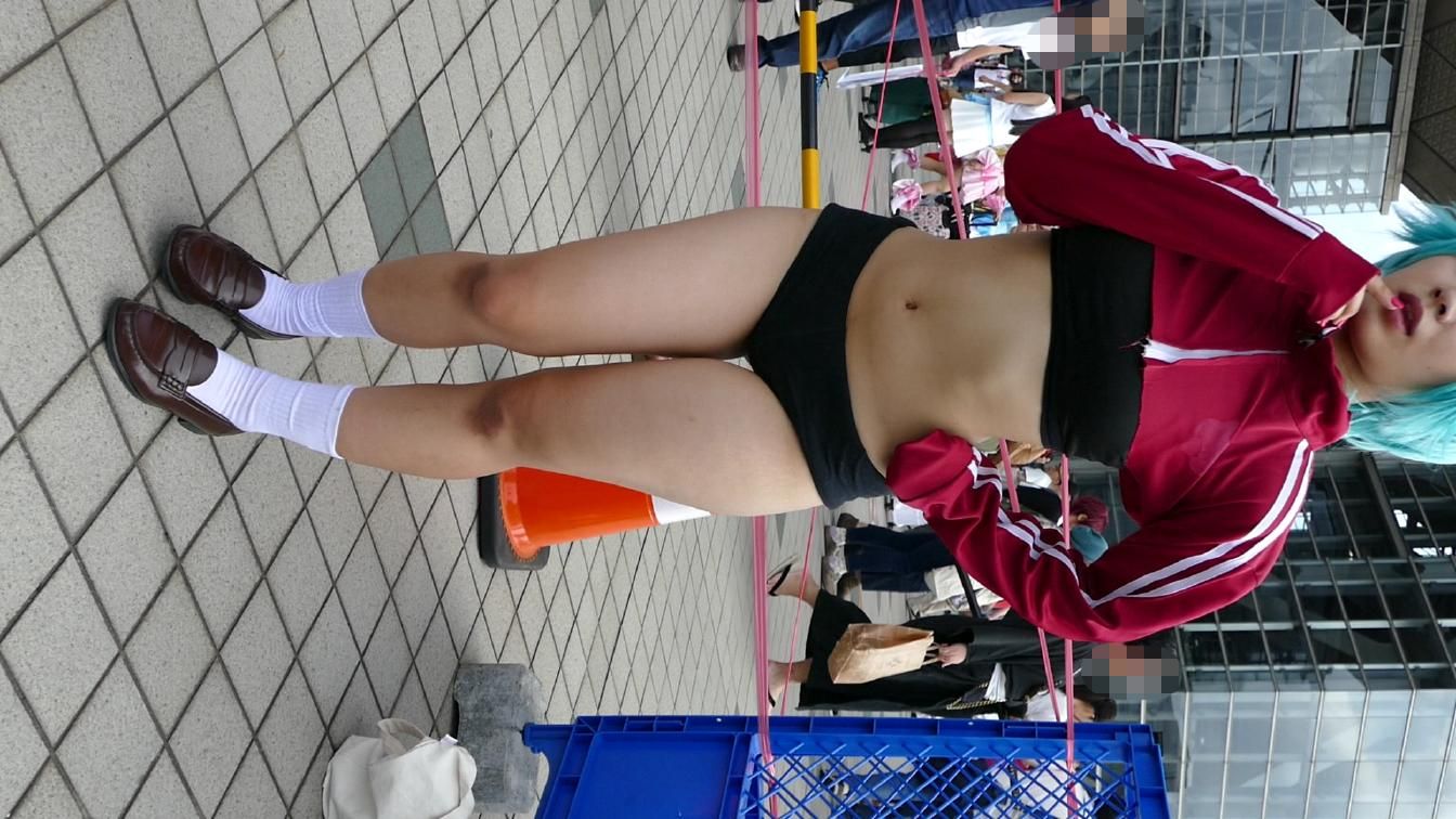 コミックマーケット コスプレ 2人の美人レイヤーさんの露出コス ブルマ 太もも お腹 純白パンチラ