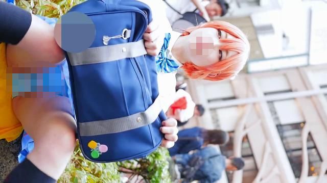 コミックマーケット コスプレ 超キュートな満面笑顔レイヤーさんの大開脚縞パンチラ コミケ gallery photo 3