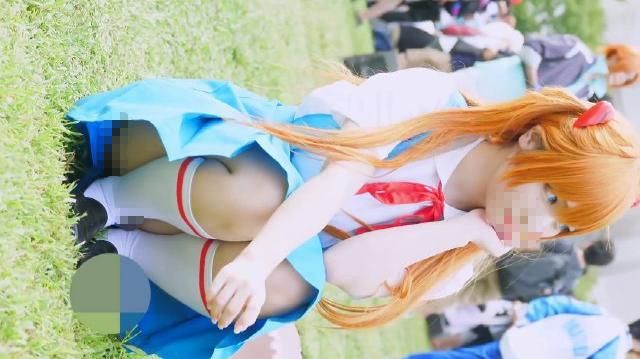 コミックマーケット コスプレ 美人レイヤーさんの対面しゃがみパンチラ コミケ ドアップ