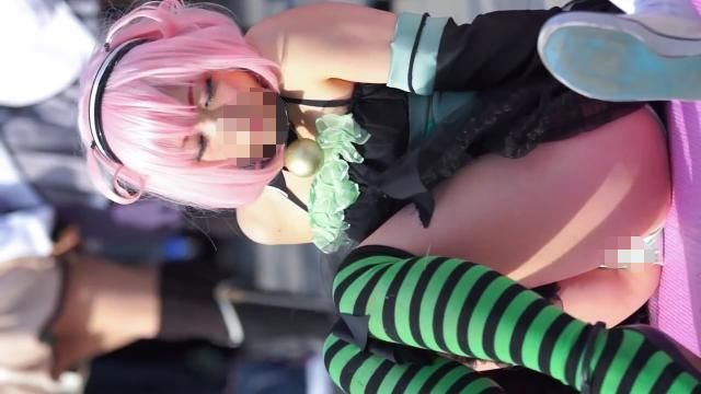 コミックマーケット コスプレ サービス満点★美人レイヤーさんの対面縞パンチラ コミケ