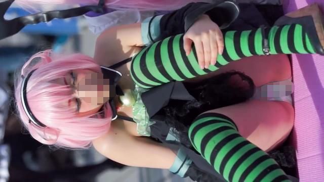 コミックマーケット コスプレ サービス満点★美人レイヤーさんの対面縞パンチラ コミケ