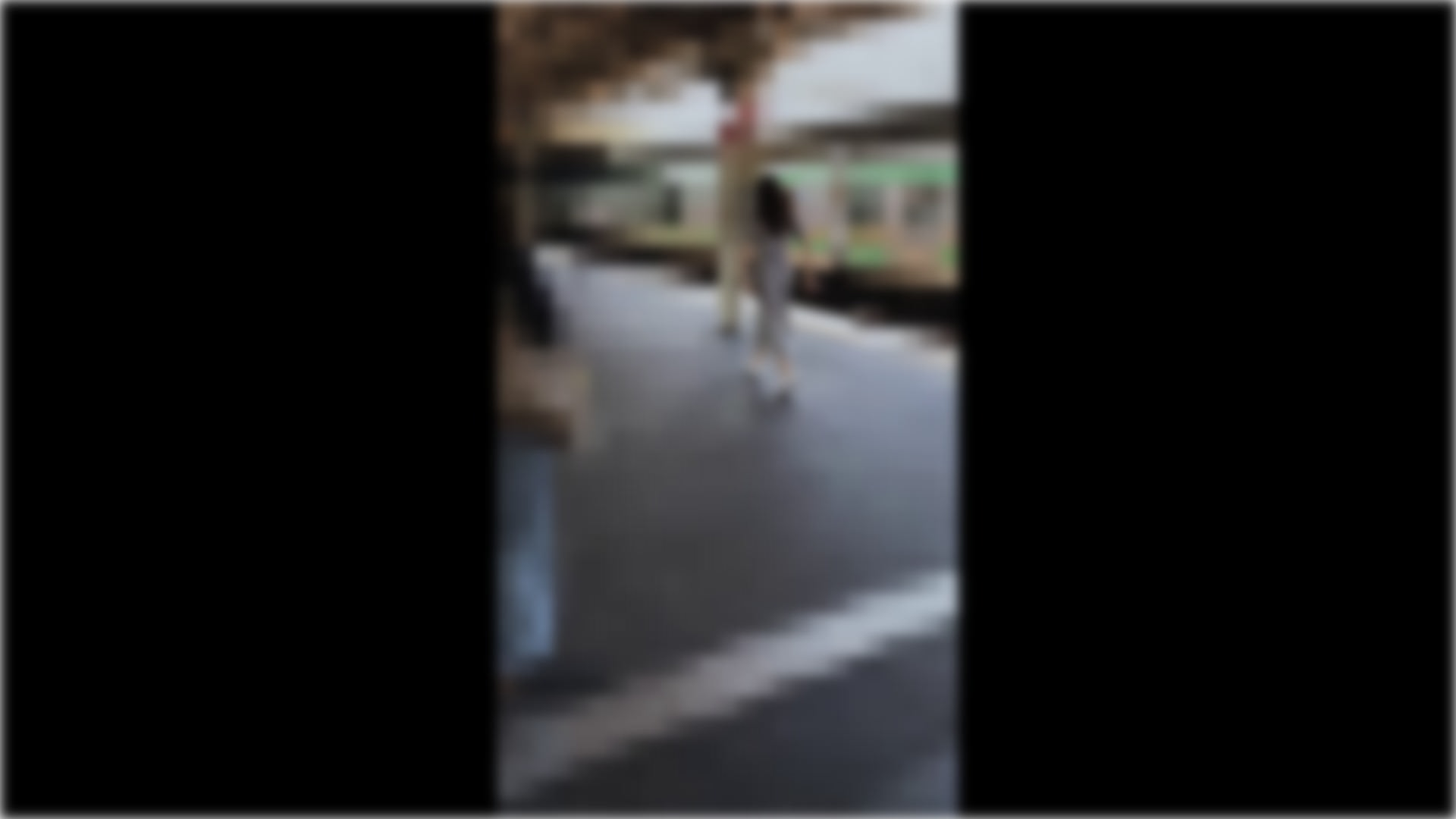 実録満員電車FILE OL編#001  至極普通のOLさんが通勤電車内で丸見えエンドレス手マンされてお漏らしダッシュ