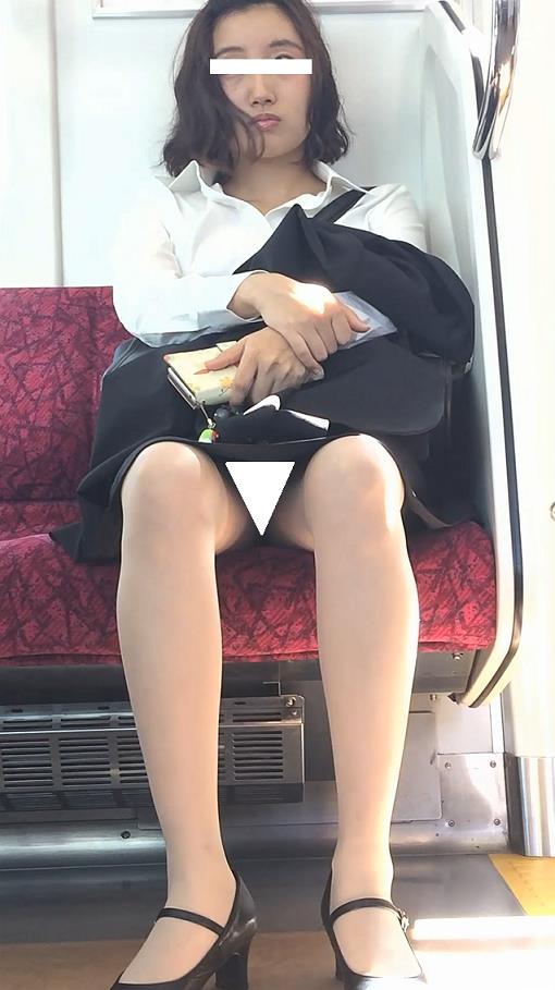 (電車対面）(顔出し）パンプスからそそり立つ…きゅっと引締まったパンストあんよをくぱぁ～っとひらく…リクルート女子大生さんを観察