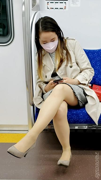 (電車対面）(顔出し)マスクをしていても…美人であることを隠し切れない…オラオラパンストあんよのOLお姉さんを観察してみました!