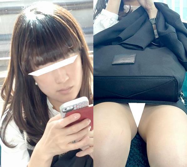 (電車対面）(顔出し）上は…スマホでお顔はしっかりガード…でも…下は…むき出しのパンストあんよがくぱぁっと緩んじゃう…OLお姉さ