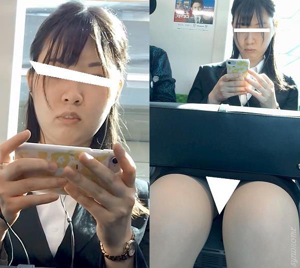 (電車対面）(顔出し）スマホに夢中…でも…可愛いお顔から鋭い眼光で尖ったまなざしを飛ばしちゃう…リクスー女子大生お姉さんを観察し