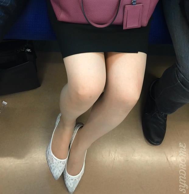 (電車対面）(顔出し）パンプスからそそり立つパンストあんよがキレイな…CAさんのようなスラっとした長身の…美人OLお姉さんを観察 gallery photo 5