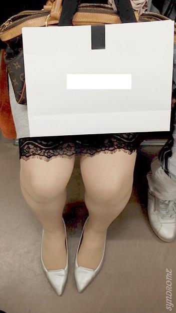 (電車対面）(顔出し）スマホに夢中になりすぎちゃって…肉付き良きむき出しパンストあんよがだんだんと緩んじゃう…OLお姉さんを観察