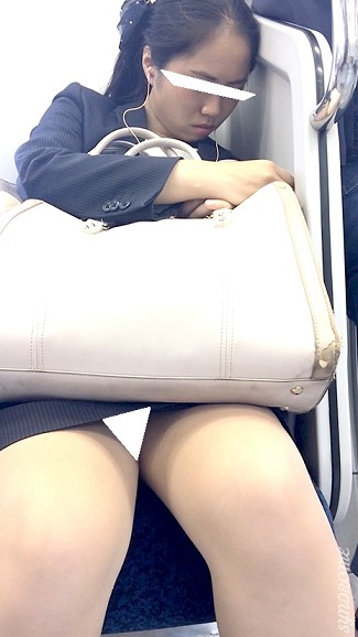 (電車対面）(顔出し）お仕事でお疲れ度MAX…むき出しパンストあんよが緩んじゃうポニテOLお姉さん