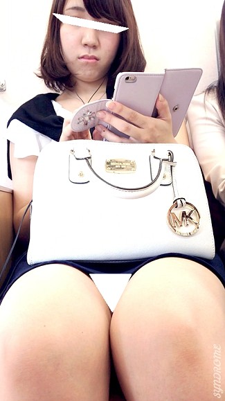 (電車対面）(顔出し）下から送られる熱視線が気になり過ぎちゃって…戸惑い…狼狽するご様子が可愛すぎちゃった女子大生お姉さん観察記