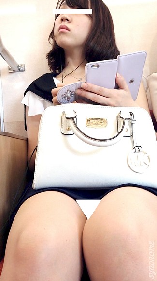 (電車対面）(顔出し）下から送られる熱視線が気になり過ぎちゃって…戸惑い…狼狽するご様子が可愛すぎちゃった女子大生お姉さん観察記