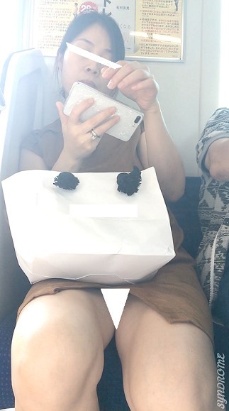 (電車対面）(顔出し）大胆な切込み…フロントスリット…スカート短めお洒落ワンピースであんよむき出し…○ンチラしてくれちゃう奥さま