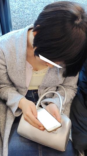 (電車対面）(顔出し）デニムのタイトミニ…むっちりパンストふとももをむき出し…がっつりひろげてチラつかせちゃう休日のOLお姉さん